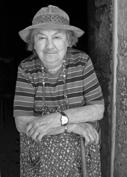 claudia-dugoujoncrop290mono